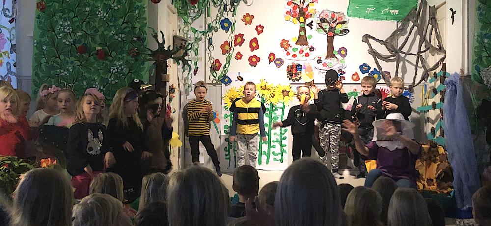 Barnen står på scenen utklädda till olika djur