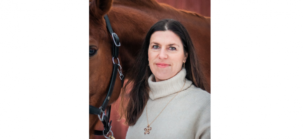 Bild på Johanna Backholm med en häst