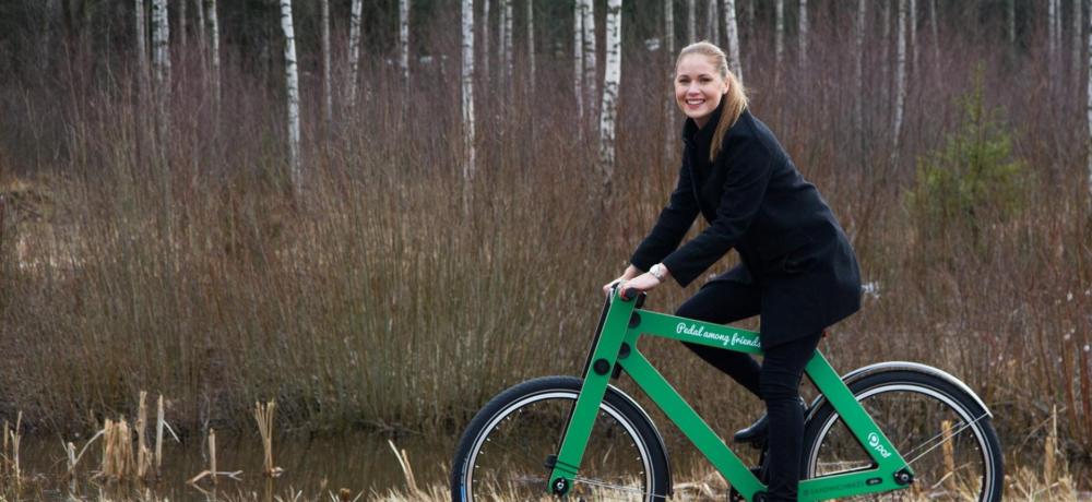Kvinna cyklar på grön cykel 