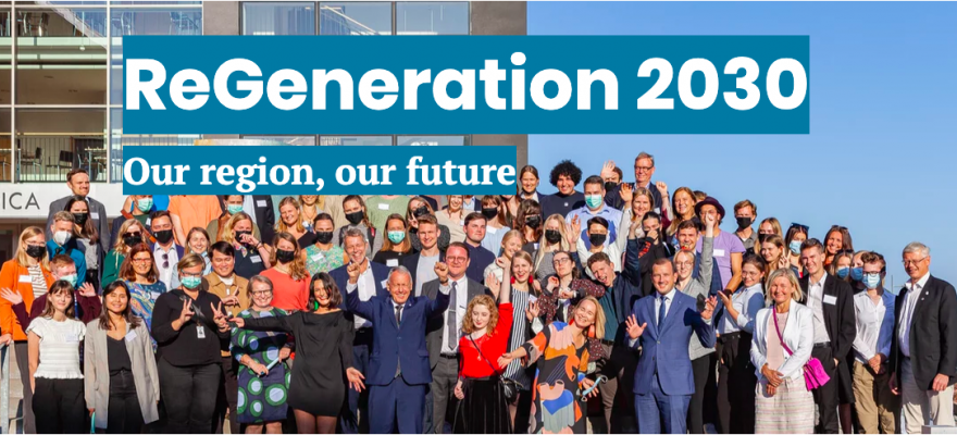 Bild på en stor grupp personer bekom texten "ReGeneration 2030!