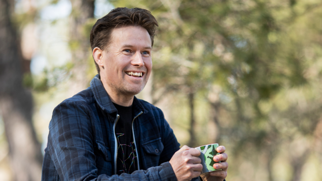 Micke Larsson med en kaffekopp i handen