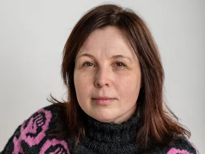 Karin Erlandsson med ylletröja med motivet av rosa kvinnosymboler