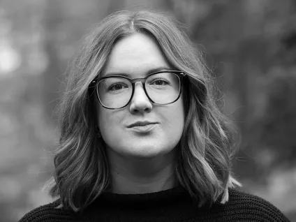 Svartvit porträttbild på Amanda Valkonen