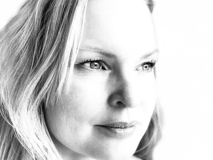 Svartvit porträttbild av Hanna Kivioja