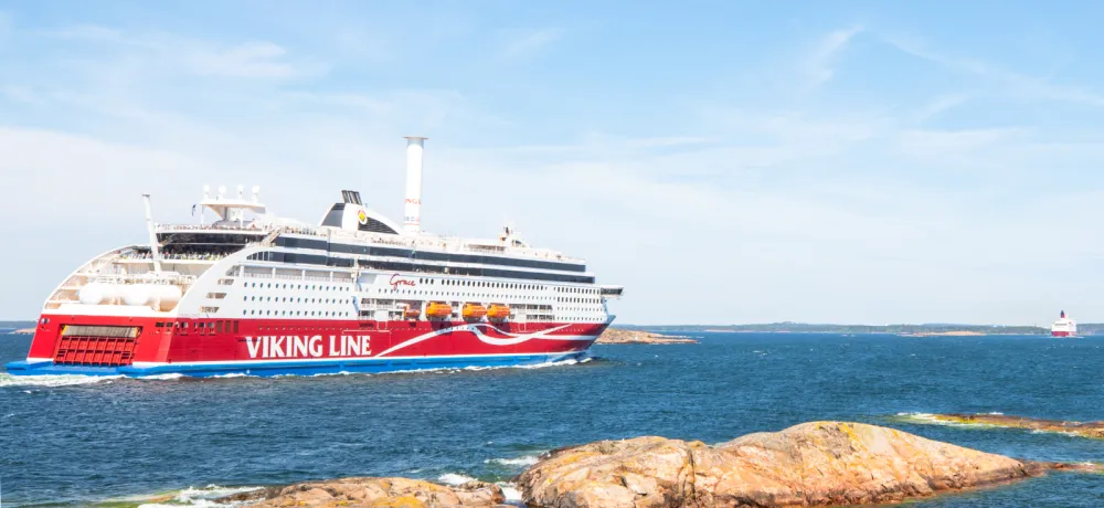 Viking Grace kör förbi Kobba Klintar