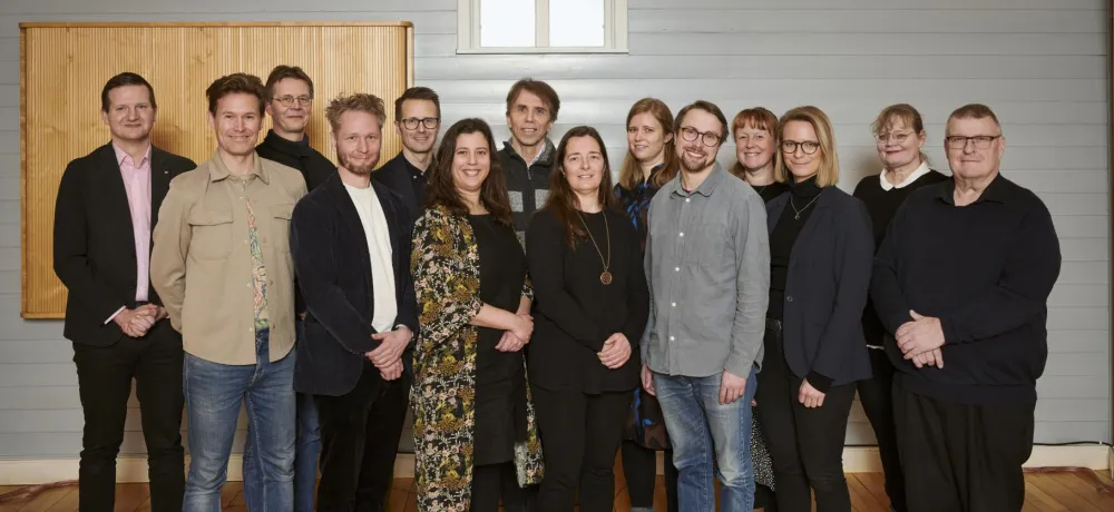 Alla rådets medlemmar står uppradade bredvid varandra